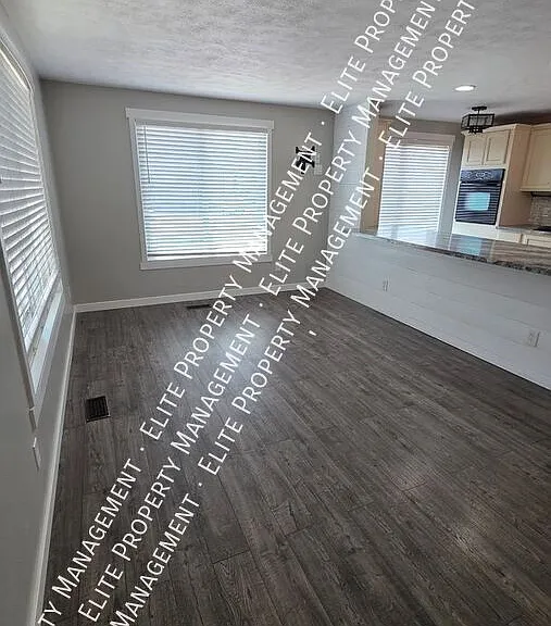 4422 W Barrington Dr — Photo 4