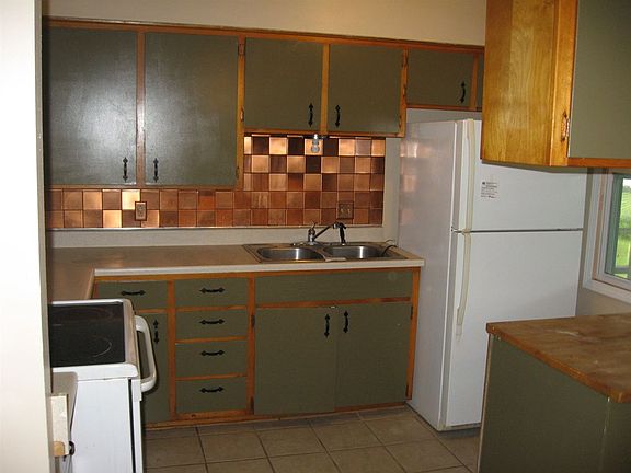 3rd image of 1301 Manley Cir