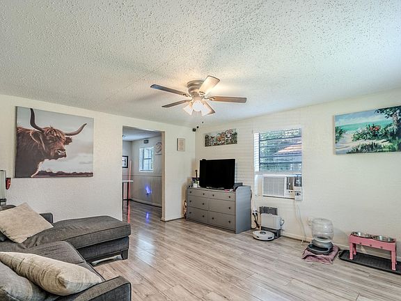 3rd image of 414 Jackson Ave