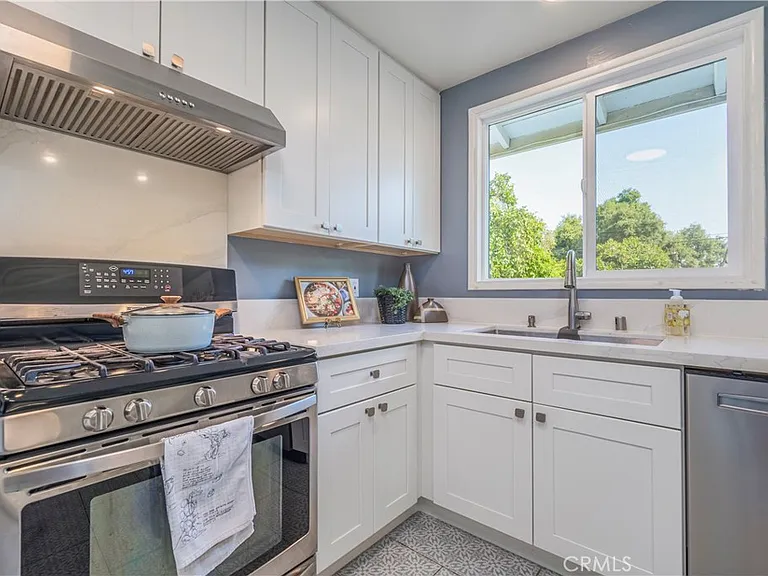 114 E Dexter St — Photo 9