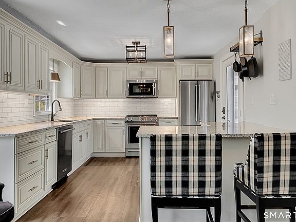3rd image of 408 Breakneck Hill Road