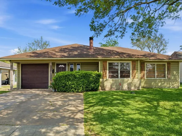 805 S Circle Dr, Baytown, TX 77520