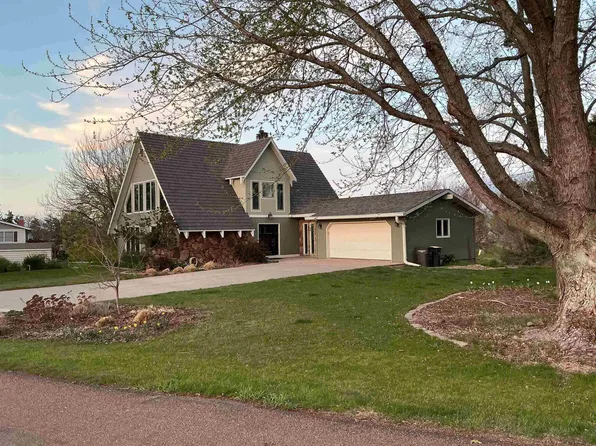 2475 S Deer Trl, Hastings, NE 68901