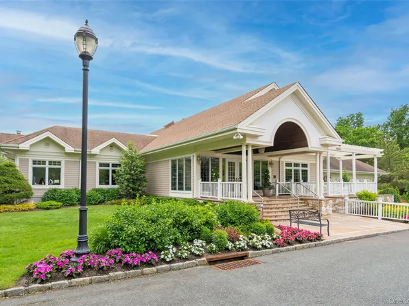 323 Baltustrol Circle, Roslyn, NY 11576
