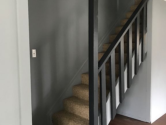 5th image of 325 E 6th St APT 10
