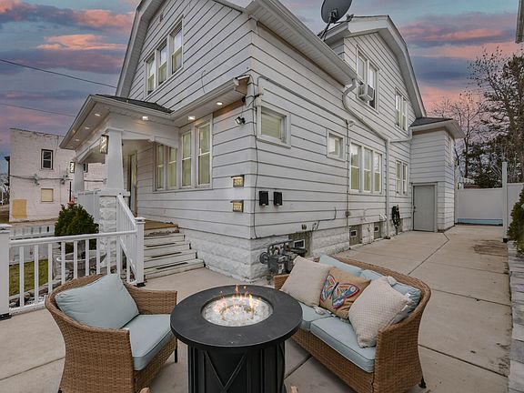 2nd image of 2523 W Maple St