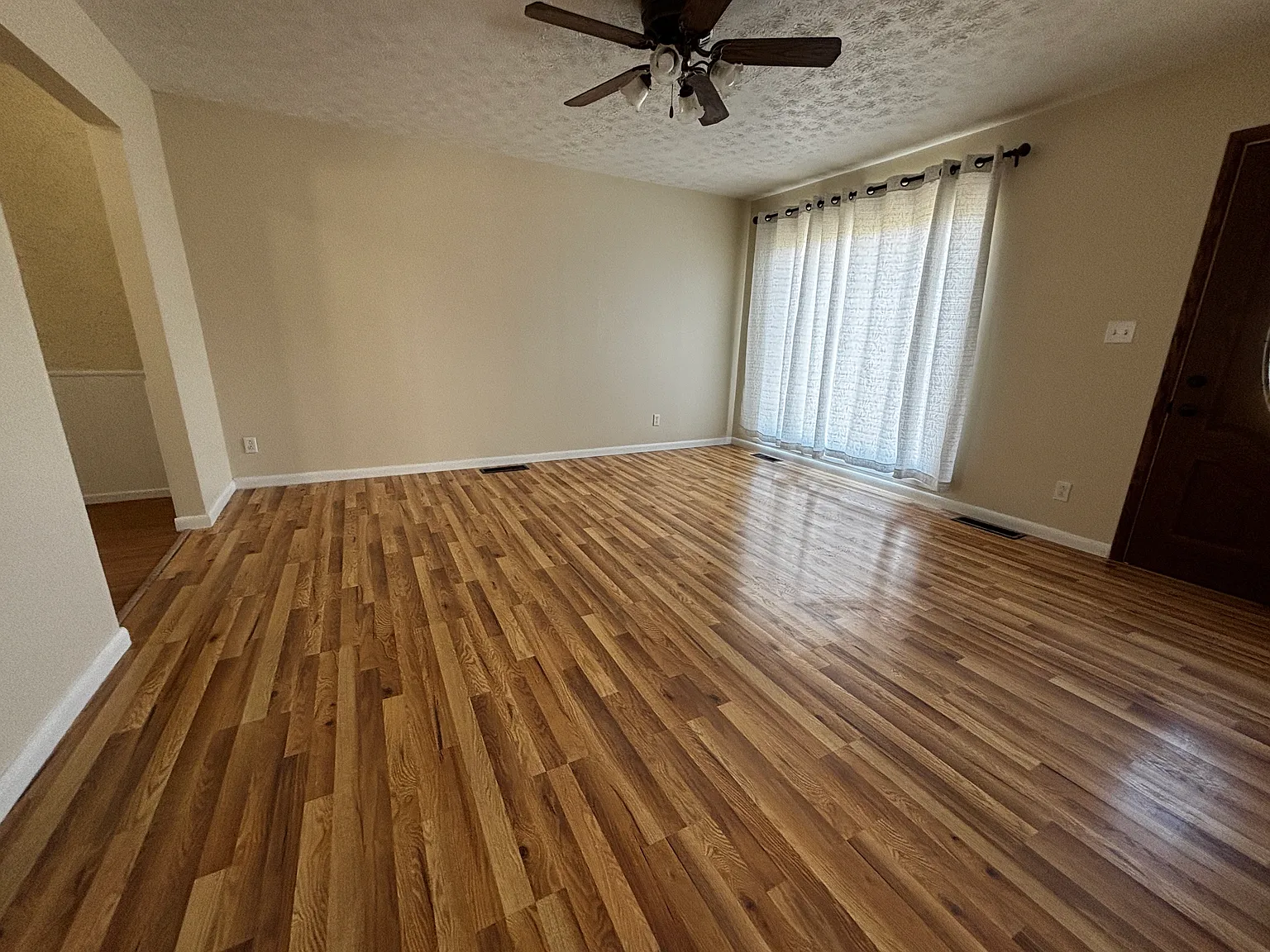 3 bed, 864 sqft, $1,600 — Photo 4