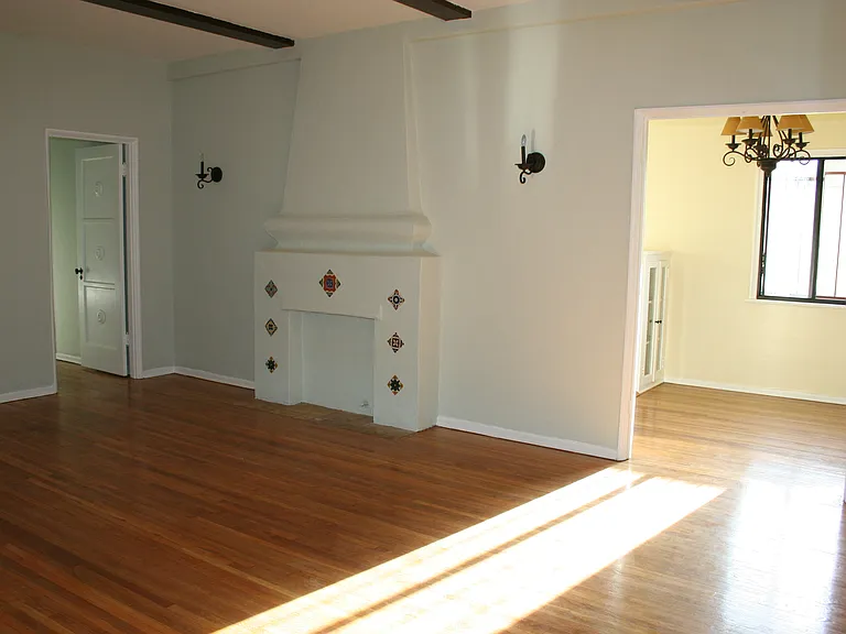 329 N Heliotrope Dr — Photo 4