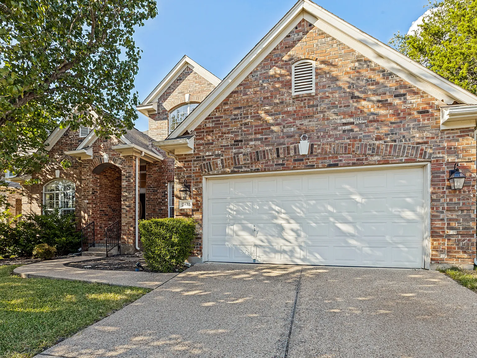 4 bed, 2600 sqft, $3,450 — Photo 2