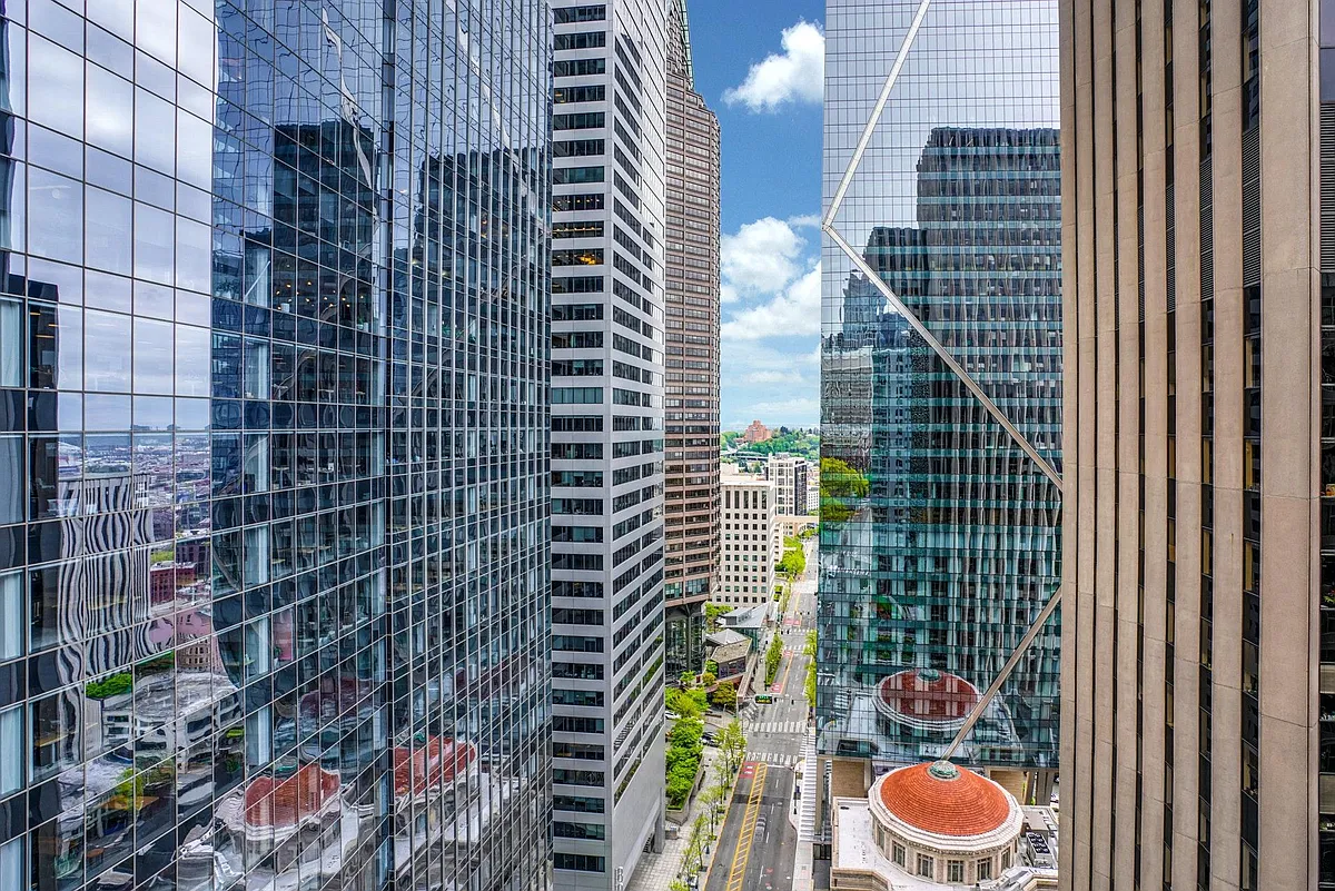 Building Photo - 909 5th Ave #2205