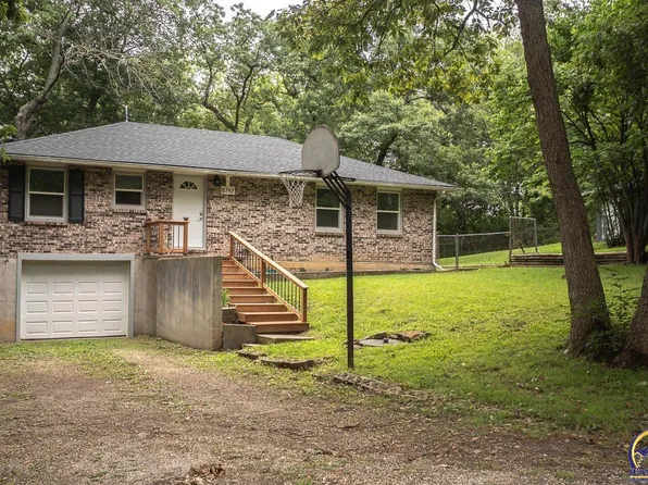 8742 Cozy Ln, Ozawkie, KS 66070