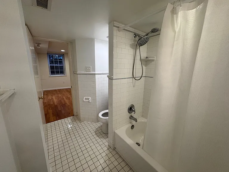318 Bainbridge St #B — Photo 14