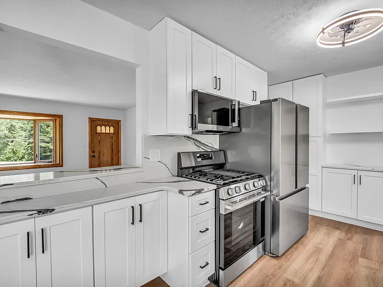 248 Gladys Dr — Photo 6