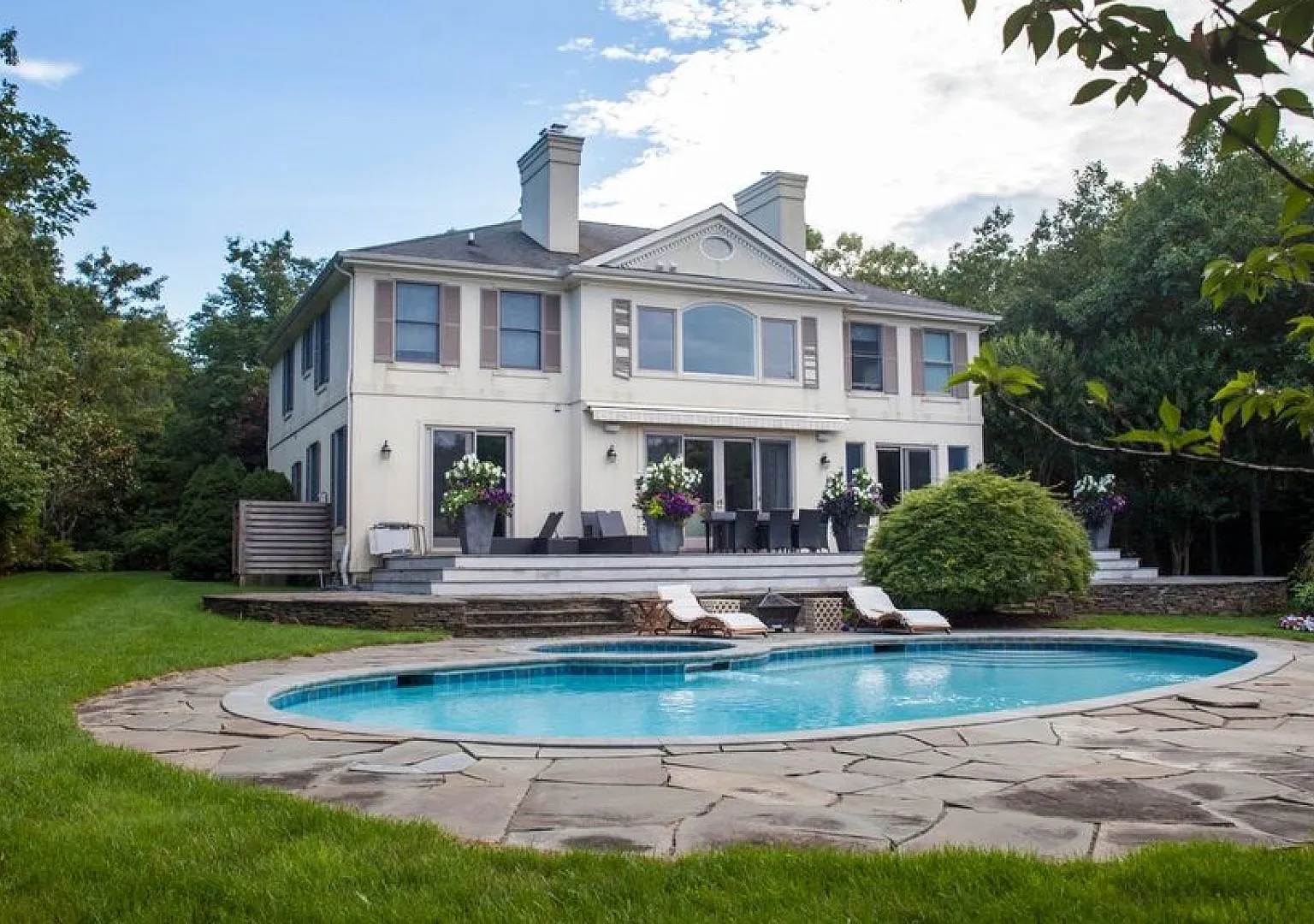 Beautiful Landscaping, Free-Form Pool and Hot Tub, Warm Interior — Photo 1