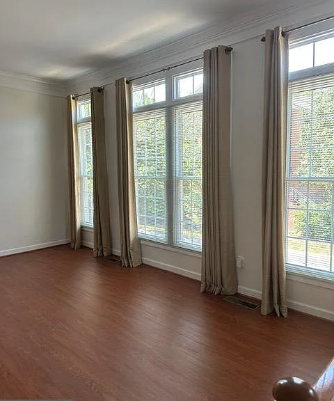 1811 Fallbrook Ln — Photo 2