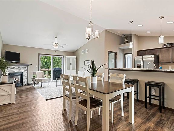 5th image of 352 Tanglewood Dr