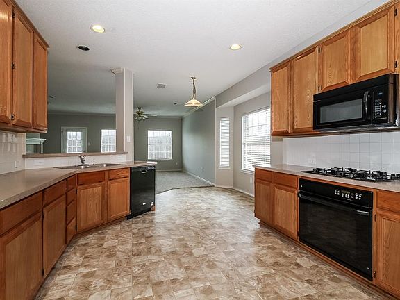 4th image of 775 Livingston Dr