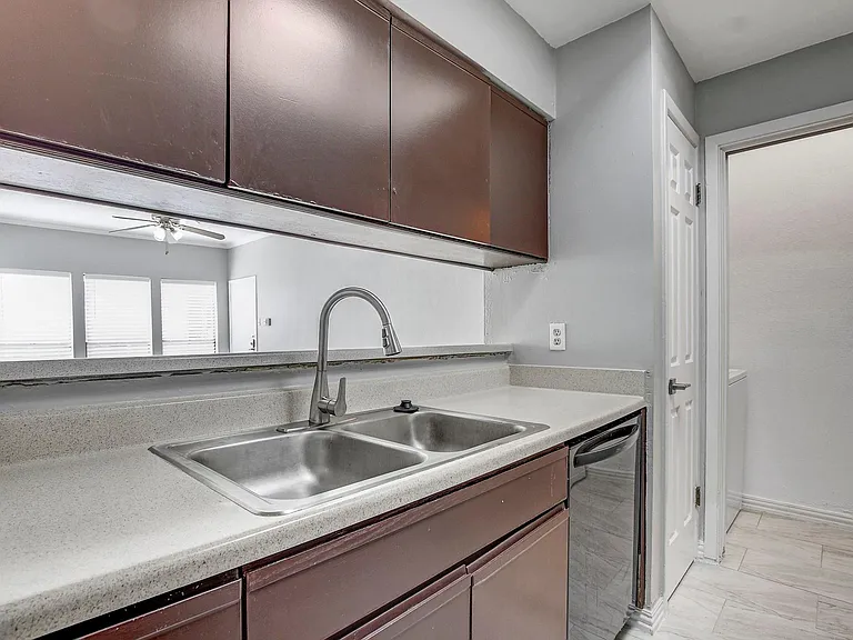 807 W 25th St #210 — Photo 9
