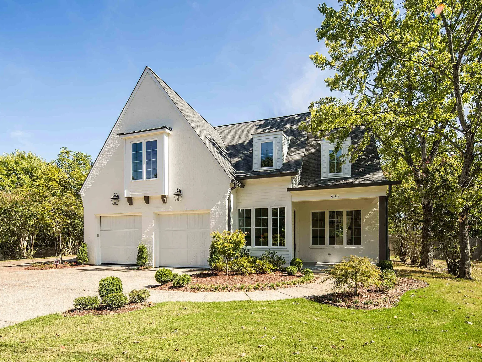 5 bed, 3.5 bath, 3773 sqft, $6,000 — Photo 2