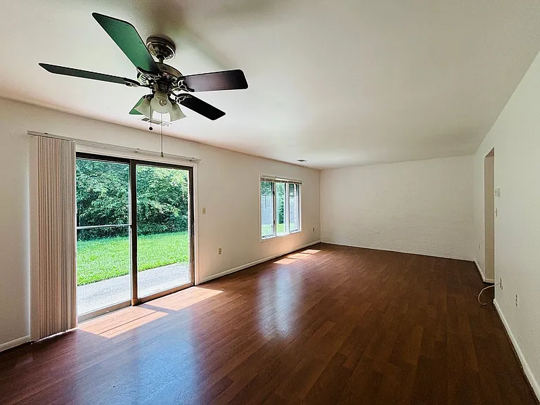 327 Shenandoah Cir — Photo 3