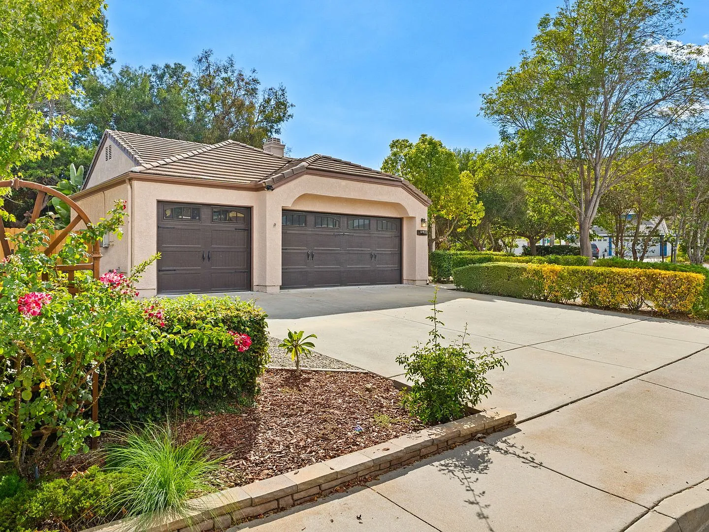 3 bed, 2.0 bath, 1606 sqft, $4,500 — Photo 2