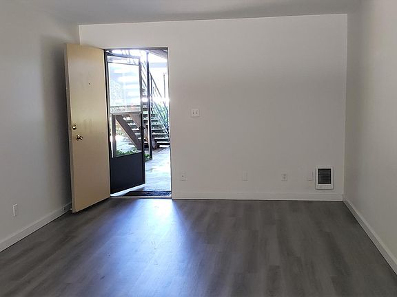 4th image of 11521 26th Ave NE APT 3