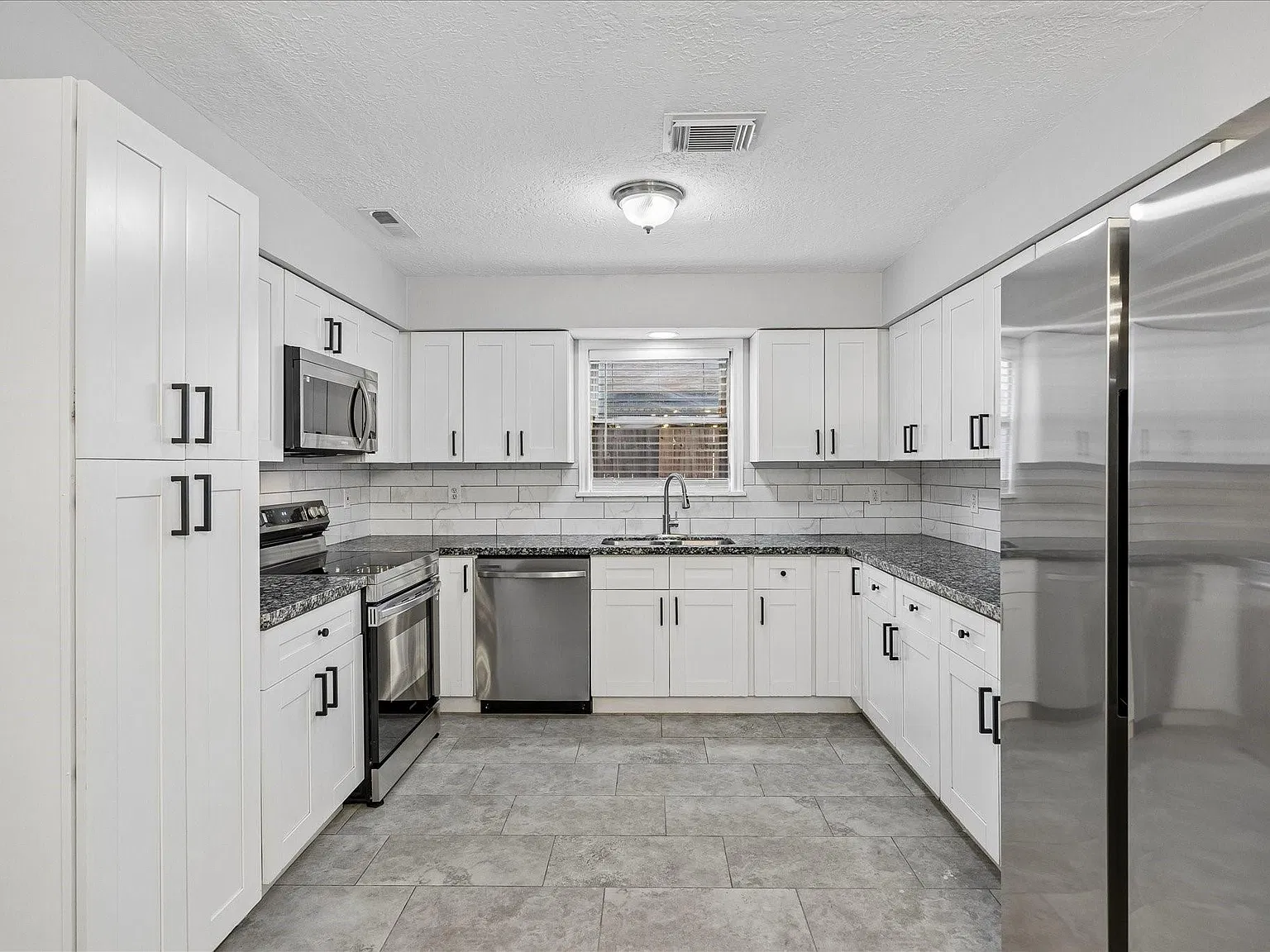 5 bed, 2.0 bath, 2519 sqft, $2,200 — Photo 2