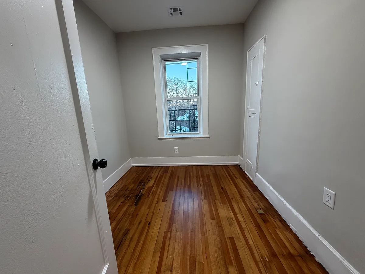 Building Photo - 500-04 W 7th St #407