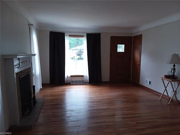 3rd image of 9612 Pinegrove Ave