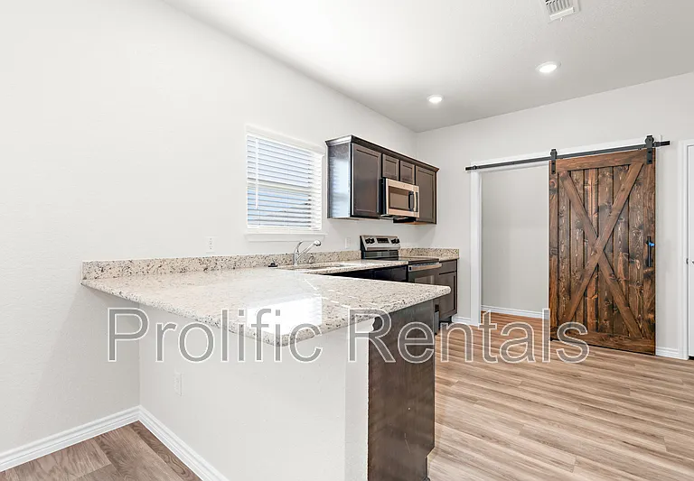 106 Logan Ct #B — Photo 9