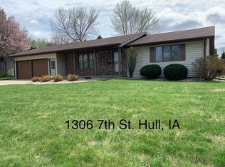 1306 7th St, Hull, IA 51239