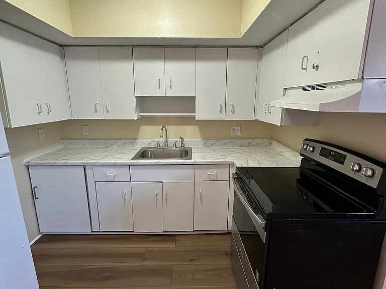 75 Fairview Ave #D2 — Photo 2