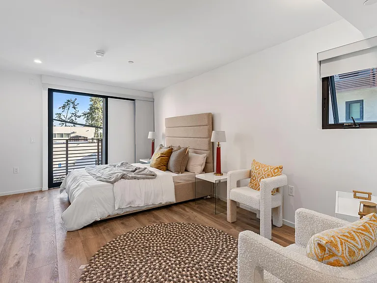 916 Westbourne Dr #203 — Photo 2