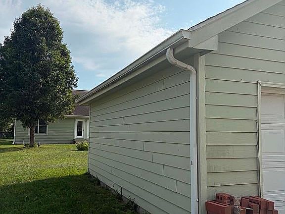 5th image of 927 Maple St