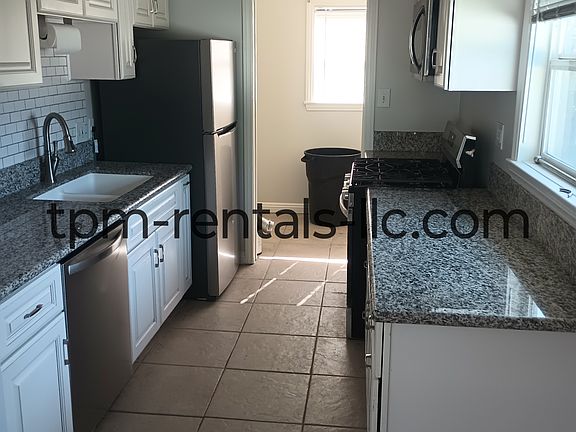 3rd image of 959 W 23rd St