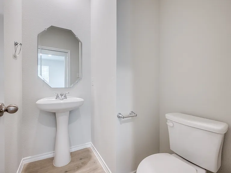 4601 Avion Dr — Photo 7