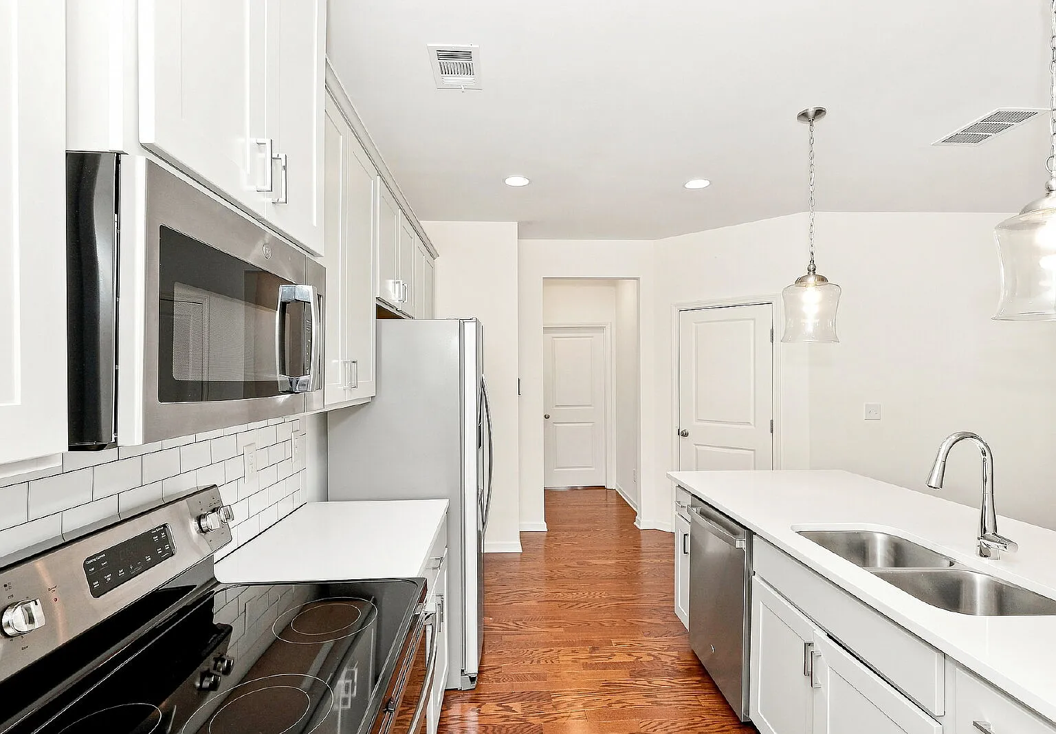 3 bed, 2.5 bath, 1952 sqft, $2,500 — Photo 2