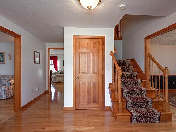 5th image of 17 Crestwood Dr