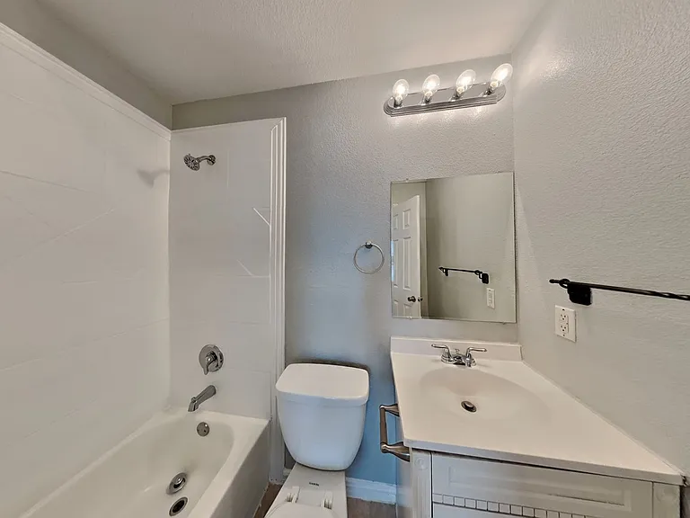 1838 Crooks Ct — Photo 15
