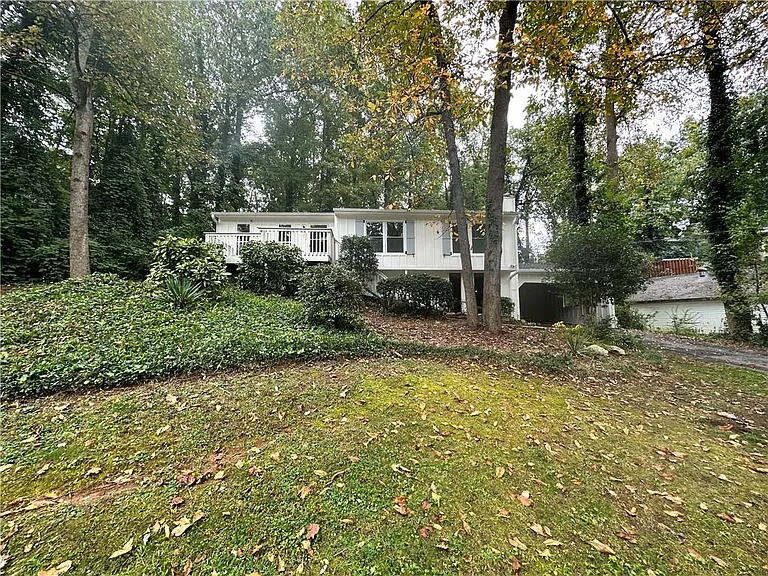 1231 Woodleigh Rd SW — Photo 4