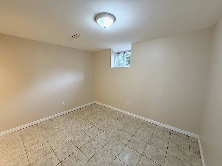 220 Ellington Dr #BASEMENT — Photo 7
