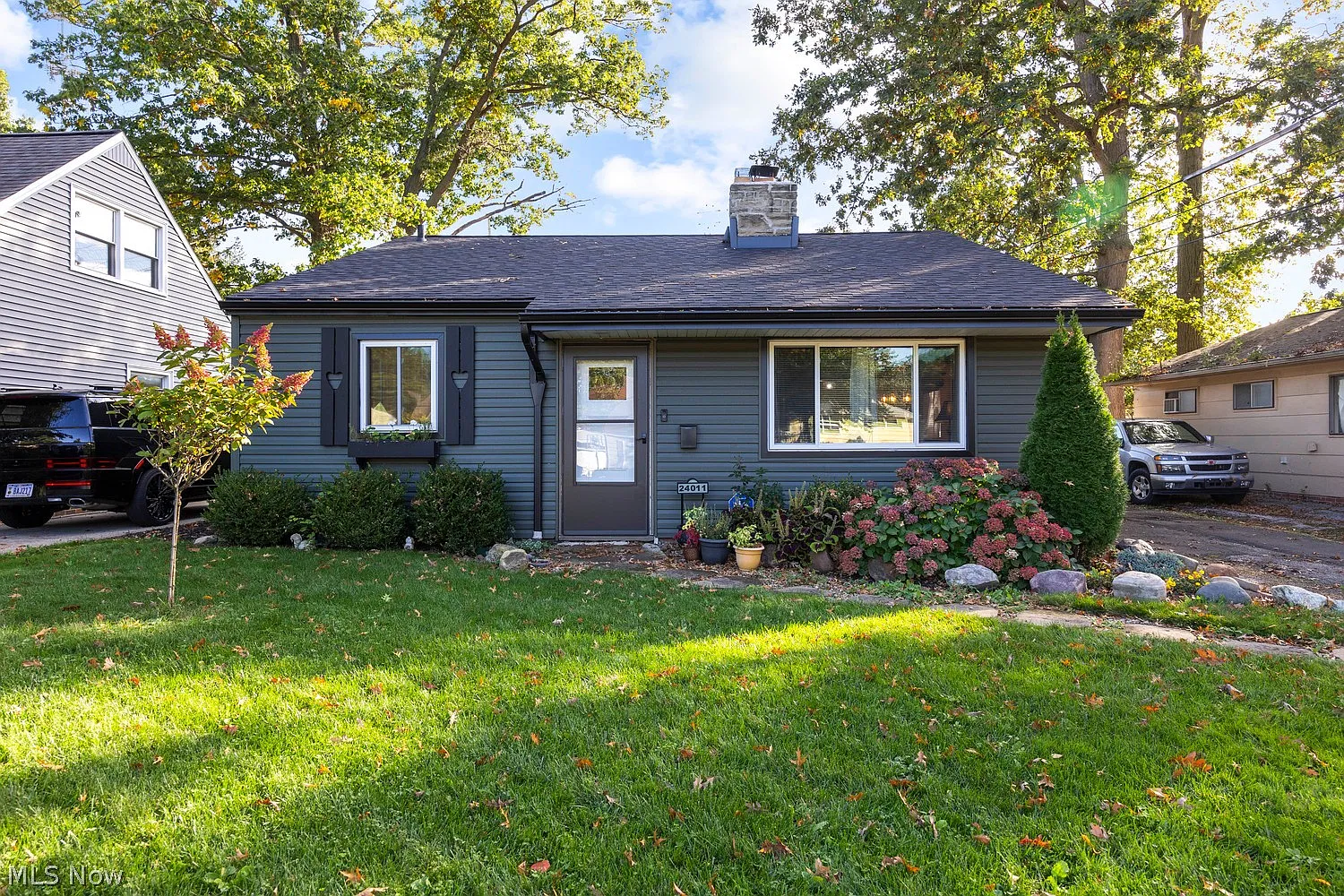3 bed, 1.0 bath, 1050 sqft, $2,200 — Photo 1