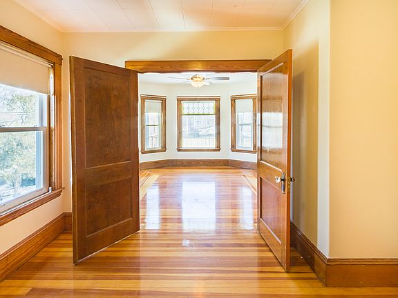 4th image of 2 Roslyn Street Ct #2