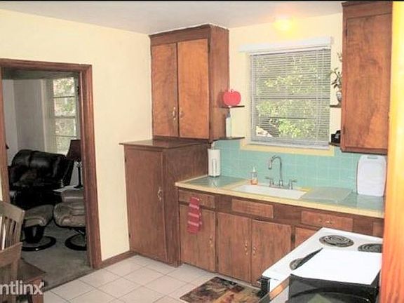 Big & bright kitchen fits table for 4
