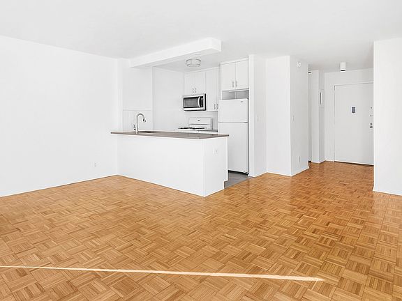 5th image of 1 Irving Pl APT P10h