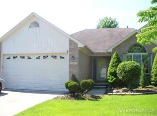 20820 Parkplace Ln, Clinton Township, MI 48036