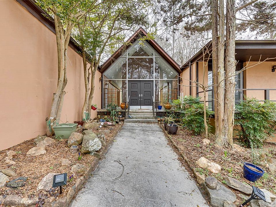 1st image of 200 Valley View Dr