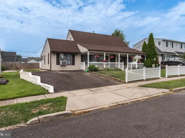 54 Parkside Cir, Levittown, PA 19056