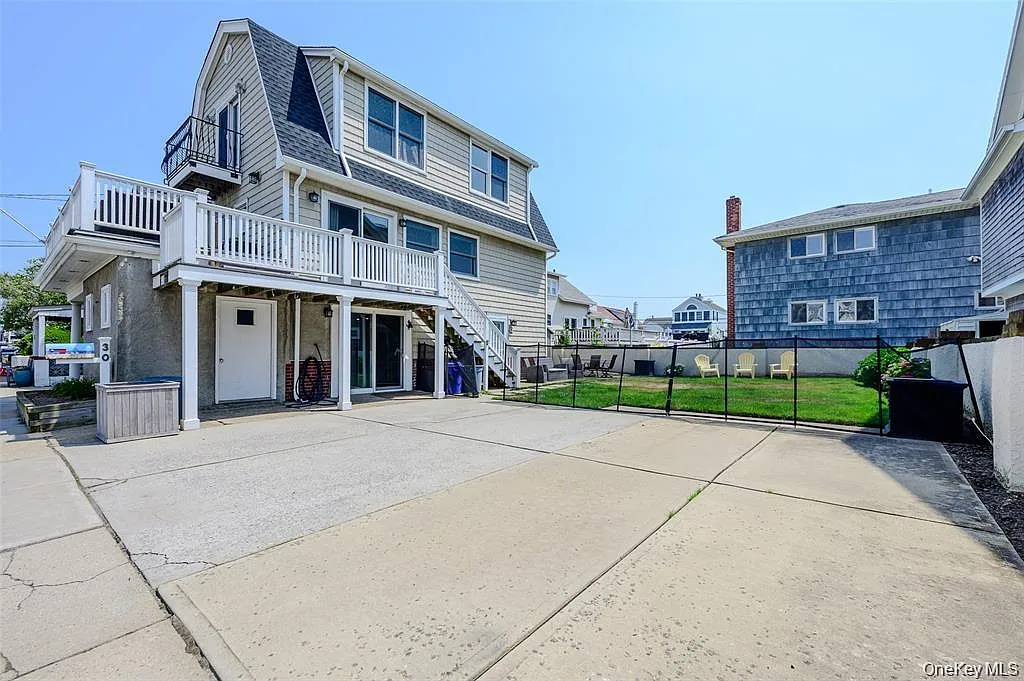 3 bed, 3.0 bath, 2042 sqft, $6,800 — Photo 2