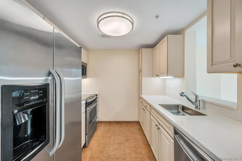 1 bed, 1.0 bath, 734 sqft, $6,460 — Photo 4